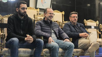 فيتوريا وأعضاء مجلس اتحاد الكرة يؤازرون المنتخب الأولمبي في ودية الجابون 