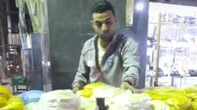 قصة كفاح شاب بالمنيا يبيع الخبز بأنواعه المختلفة على عربية متحركة: بقالي 15 سنة في المهنة مع أمي | بث مباشر