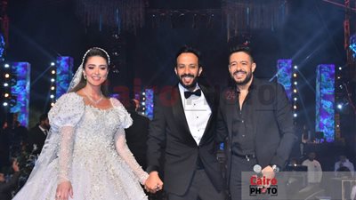 غناء الهضبة وتامر حسني لأول مرة سويًا وإعادة تقديم مشهد نور عيني.. أبرز لقطات حفل زفاف أحمد عصام