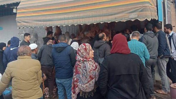 زحام على منفذ بيع