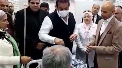 على هامش زيارته للشرقية.. وزير الصحة يستجيب لشكوى أحد المرضى من صعوبة صرف الدواء | بث مباشر 