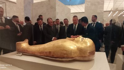 رئيس وزراء رومانيا يزور المتحف القومي للحضارة المصرية بالفسطاط | صور