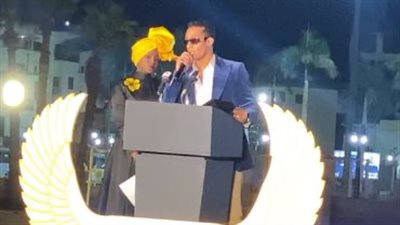 محمد رمضان خلال تكريمه بمهرجان الأقصر: بنقدم شيء هيفضل عايش أكتر من اللي عملوه الفراعنة | بث مباشر