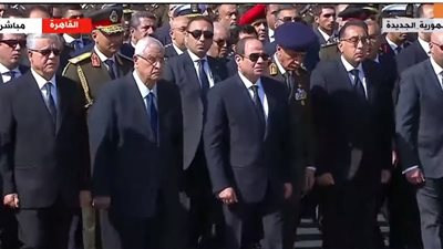 السيسي يتقدم مشيعي جنازة شريف إسماعيل من مسجد المشير طنطاوي 