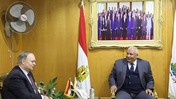 جانب من لقاء محافظ