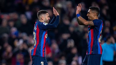 برشلونة يفوز على إشبيلية وينفرد بصدارة الدوري الإسباني