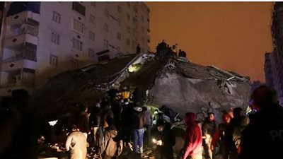 ماكرون يغرد بالتركية: مستعدون لإرسال مساعدات لدعم المتضررين بسوريا وتركيا