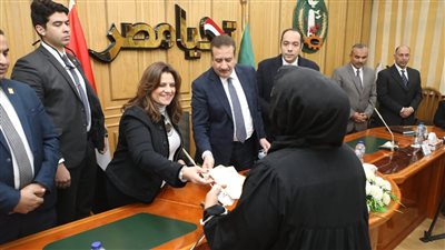 محافظ المنوفية ووزيرة الهجرة يسلمان مساعدات مالية وعينية للأسر الأولى بالرعاية