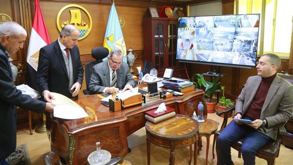 محافظ كفر الشيخ أثناء