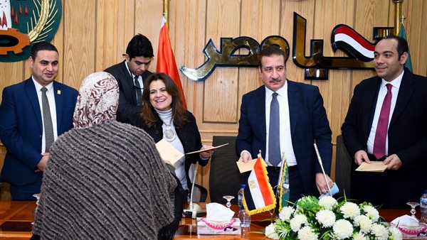 وزيرة الهجرة ومحافظ