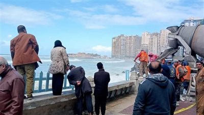 هبوط برصيف طريق الكورنيش بالإسكندرية.. والري: نوة الكرم السبب