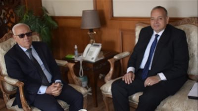 محافظ بورسعيد يتابع المشروعات المشتركة مع هيئة قناة السويس 