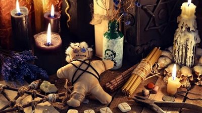 السحر السفلي دمر بيتي وجابلي تبول لا إرادي.. متصلة تحكي تفاصيل مرعبة والشيخ أبو بكر يوضح 