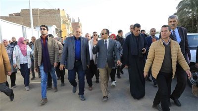 أسواق حضارية ومواقف نموذجية.. نائب محافظ المنيا يتفقد أعمال تنفيذ مشروعات حياة كريمة في ملوي