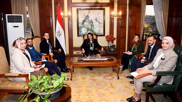 وزيرة الهجرة وحياة