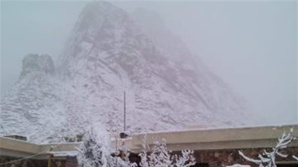 تكون ثلوج على الجبال