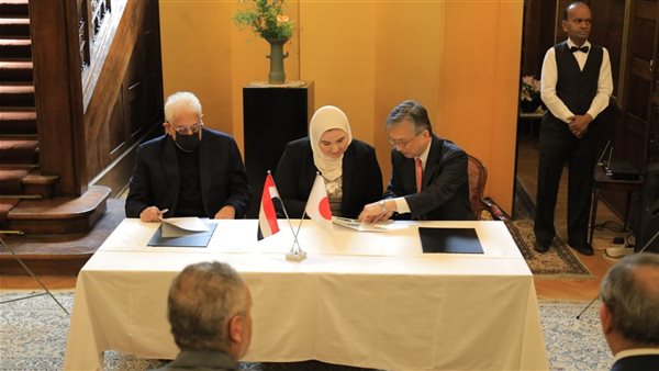 أثناء توقيع الاتفاقية