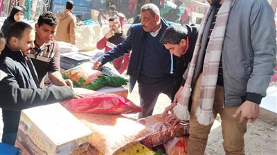 إعدام مواد غذائية غير صالحة للاستهلاك وتحرير محاضر لمخالفات تموينية ببني سويف 