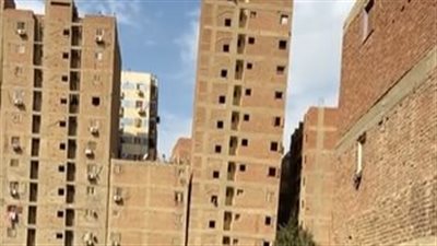 مكون من 15 طابقًا.. إخلاء 3 عمارات سكنية مجاورة لعقار مائل في الجيزة| بث مباشر