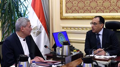 مدبولي يوجه بعقد اجتماع لوضع خريطة طريق لتيسير إجراءات إصدار تراخيص مصانع الأدوية