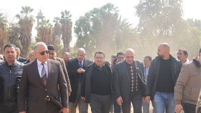 جلال وأبو سعدة وعبد الباقي يتفقدون محيط منطقة مسارح الدولة بالعتبة لتطويره