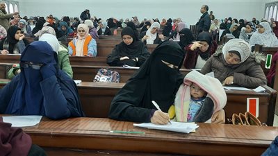 امرأة تحمل طفلها على ذراعها خلال اختبارات رواق العلوم العربية والشرعية بالأزهر وتثير إعجاب السوشيال ميديا