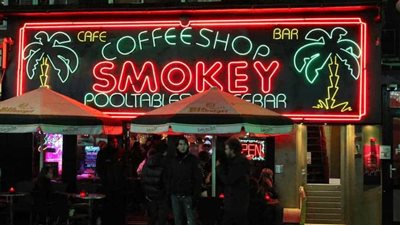 أمستردام تحظر تدخين الماريجوانا بالأماكن العامة اعتبارا من مايو المقبل