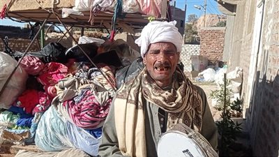 كروان في شوارع قنا.. العم عبدالحليم بائع ملابس ينشد ويغني ويحلم بفرصة: الناس بتقولي صوتك حلو