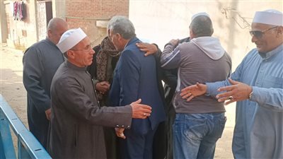 مسلمون وأقباط يؤدون واجب العزاء في طبيب الغلابة بكنيسة مارجرجس بالقصاصين