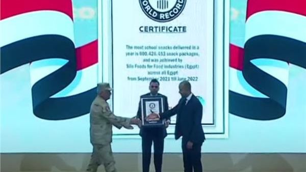 أثناء تسليم شهادة