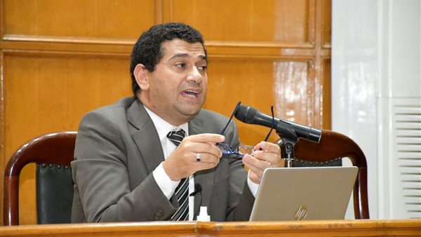 الدكتور أحمد علي