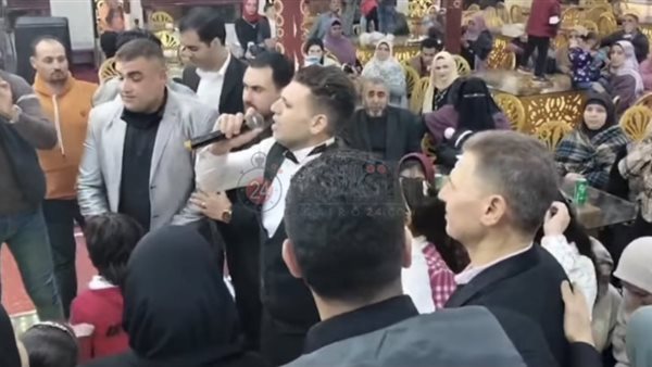 العريس أثناء إلقاء