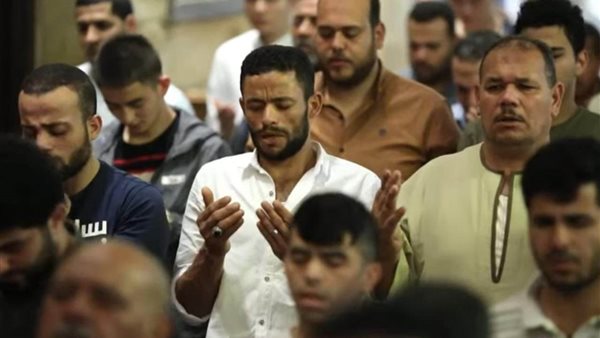 المصلون بالجامع الأزهر