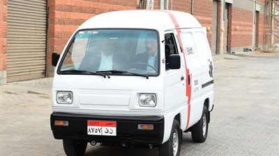 مدبولي يقود سيارة محولة من بنزين لكهرباء خلال تفقده مصنع لبطاريات الليثيوم │صور