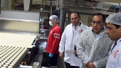 طاقته الإنتاجية تتجاوز 3 مليارات جنيه بالعام.. رئيس الوزراء يتفقد مصنع كورونا بـ 6 أكتوبر