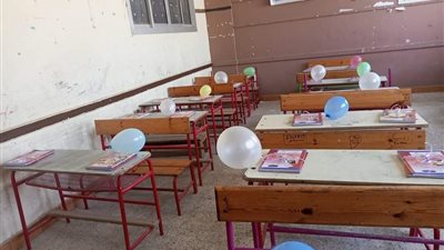 بالبلالين والورد.. مدارس القاهرة تجهز الكتب للطلاب قبل انطلاق الترم الثاني | صور