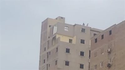 بعد إخلائه من السكان.. بدء أعمال هدم وإزالة العقار المائل في الهرم | بث مباشر