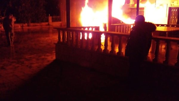 شاب لبناني يلقي قنابل