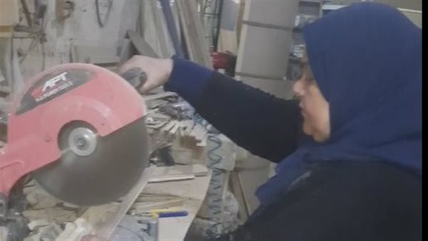 سيدة تعمل بورشة نجارة