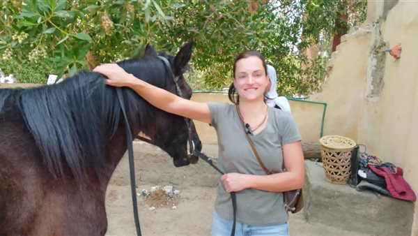 جذبتها الطبيعة..