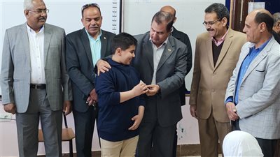 بسبب معركة شدوان.. مسؤول بمحافظة البحر الأحمر يهدي أحد الطلاب 100 جنيه لتفوقه | صور