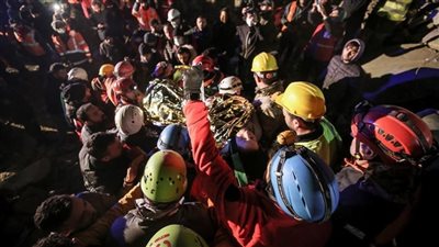 بعد 140 ساعة.. فرق الإنقاذ بتركيا تخرج امرأة حامل وشقيقها من تحت الأنقاض