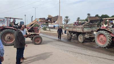 حملة للنظافة ورفع المخلفات بالطريق الدائري بالفيوم