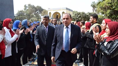ممر شرفي لرئيس جامعة بني سويف خلال افتتاح مقر كلية الخدمة الاجتماعية