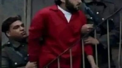 حقيقة صورة محمد عادل المتداولة بالبدلة الحمراء 