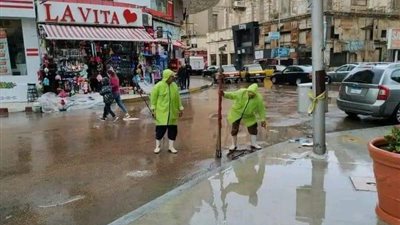 14 يومًا طوارئ.. عمال الصرف الصحي بالإسكندرية جنود مجهولون في مواجهة الأمطار