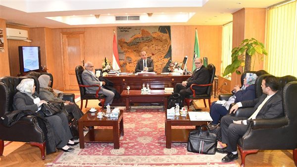 محافظ الفيوم يناقش