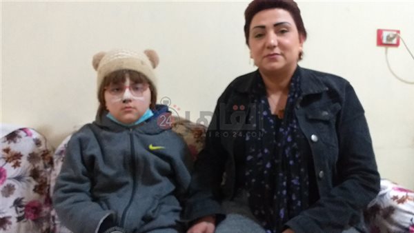 الطفلة مونيكا مع