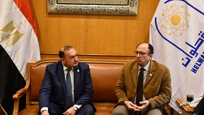 بهدف دعم المشروعات البحثية.. رئيس جامعة حلوان يلتقي وفد العربية للتصنيع| صور 