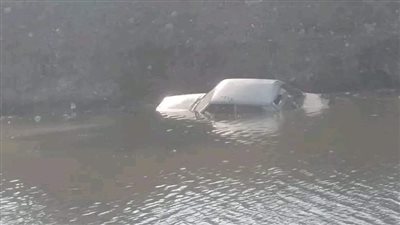 سقوط سيارة ملاكي بترعة المريوطية ونجاة السائق بأعجوبة | صور
